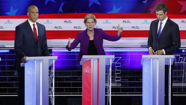 Při první besedě demokratických kandidátů dominoval hlas massachusettské senátorky Elizabeth Warrenové