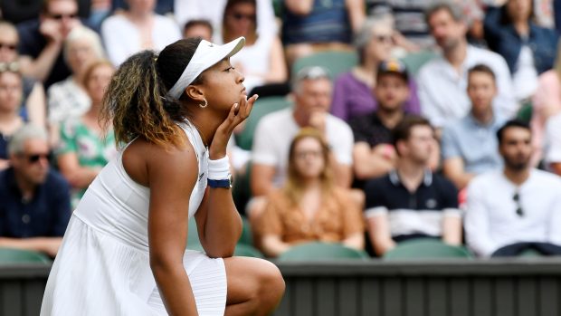 Naomi Ósakaová na trávníku londýnského Wimbledonu