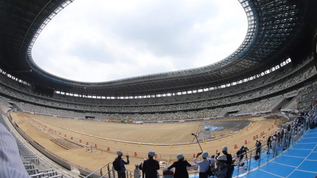 Národní stadion v Tokiu, kde se vedle slavnostních ceremoniálů uskuteční i atletické soutěže a několik fotbalových zápasů, je dokončen z 90 procent