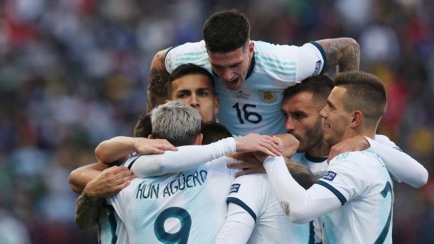 Fotbalisté Argentiny slaví gól ve finále Copy América