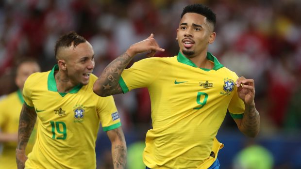 Gabriel Jesus (vpravo) se raduje z gólu do sítě Peru ve finále jihoamerického šampionátu