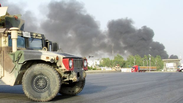 Nejméně 34 lidí ve středu zahynulo na západě Afghánistánu, když autobus, kterým cestovali, zasáhl výbuch nálože nastražené u silnice (ilustrační snímek)