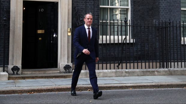 Ministerstvo zahraničí povede exministr pro brexit Dominic Raab, který má po otci česko-židovské kořeny