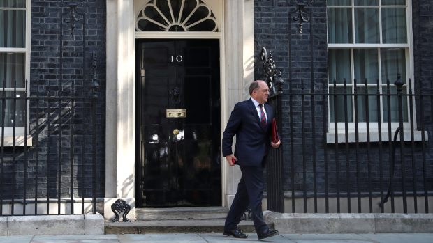 Britský ministr obrany Ben Wallace před Downing Street.