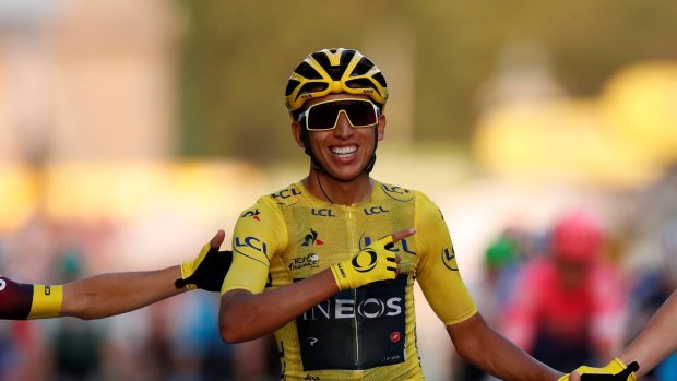 Egan Bernal (uprostřed) se stal vítězem Tour de France 2019