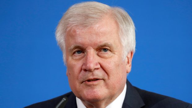 Německý ministr vnitra Horst Seehofer na konferenci kvůli vraždě osmiletého chlapce ve Frankfurtu nad Mohanem.