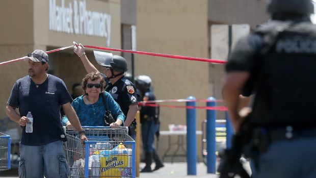 Police po střelbě hlídá obchodní dům v El Pasu.