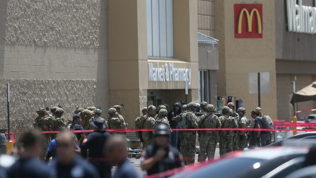 Někteří lidé se schovali i v rychlém občerstvení McDonald&#039;s, odkud je vyvedli až policisté.