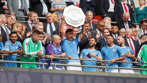 Fotbalisté Manchesteru City slaví s trofejí.