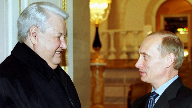 Boris Jelcin a Vladimir Putin v roce 2000, rok poté, co Jelcin Putinovi předal úřad.