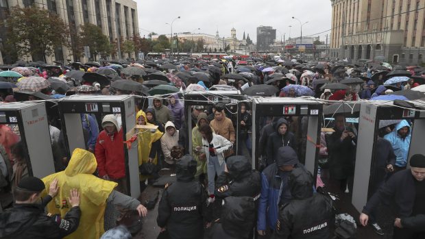 Lidé přicházejí na moskevskou demonstraci.