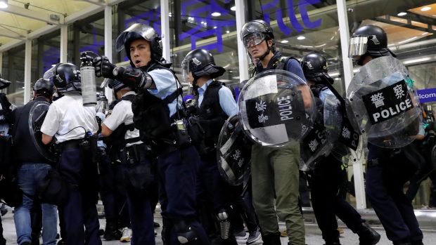 Hongkongská policie používala proti demonstrantům pepřový sprej. Fotografie ze 13. srpna