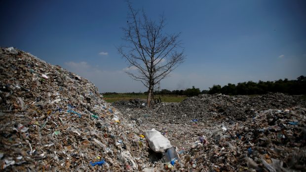 Vesničané v hromadách odpadu hledají plasty a hliník.