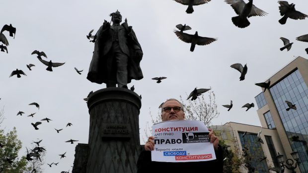 Liberální opozice se tentokrát rozhodla pro individuální tiché protesty u různých památníků, jež nevyžadují souhlas úřadů