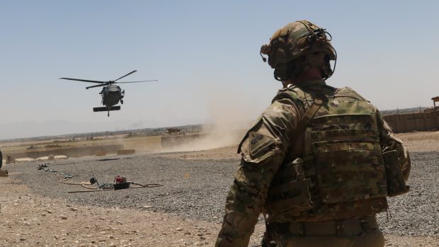 Americký voják pozoruje přistání vrtulníku UH-60 Blackhawk na jihu Afghánistánu