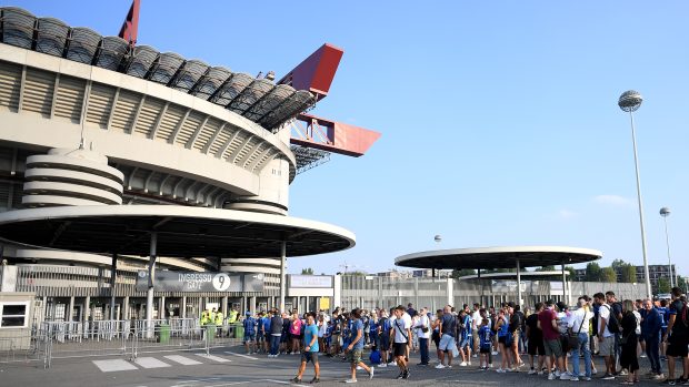 Fanoušci před slavným stadionem San Siro.