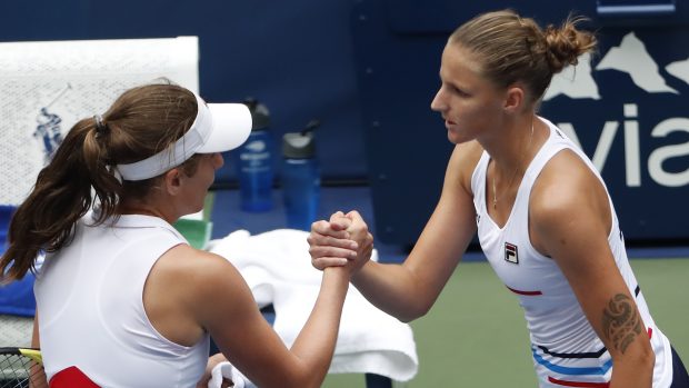 Karolína Plíšková (vpravo) po zápase s Johannou Kontaovou.