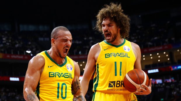 Brazilští hráči Alex Garcie (vlevo) a Anderson Varejao