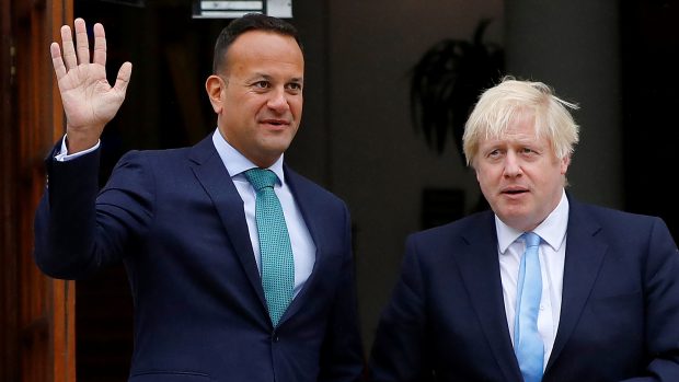 Britský premiér Boris Johnson (vpravo) a jeho irský protějšek Leo Varadkar