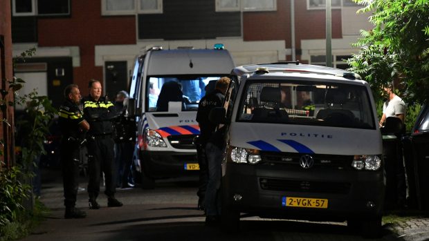Policisté na místě střelby v nizozemském Dordrechtu.