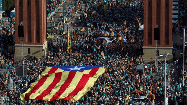 Statisíce lidí se v Barceloně zúčastnily každoroční manifestace na Den Katalánska