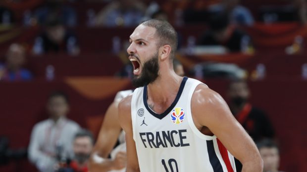 Evan Fournier během utkání proti Austrálii.