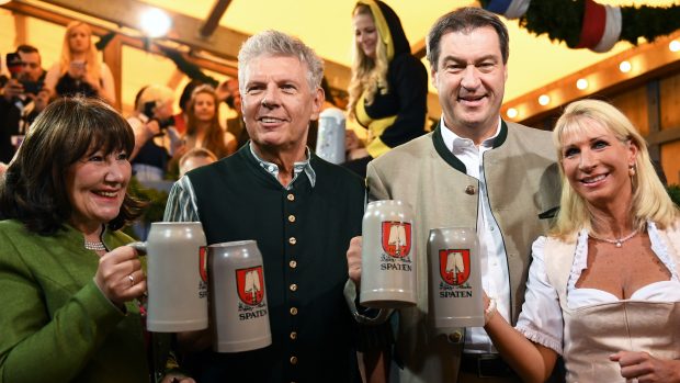 Starosta Mnichova Dieter Reiter (vlevo) a bavorský kancléř Markus Soeder a jejich ženy na Oktoberfestu.