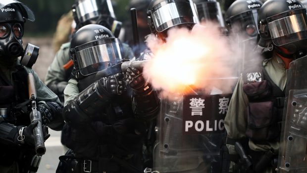 Policie v Hongkongu použila proti demonstrantům slzný plyn