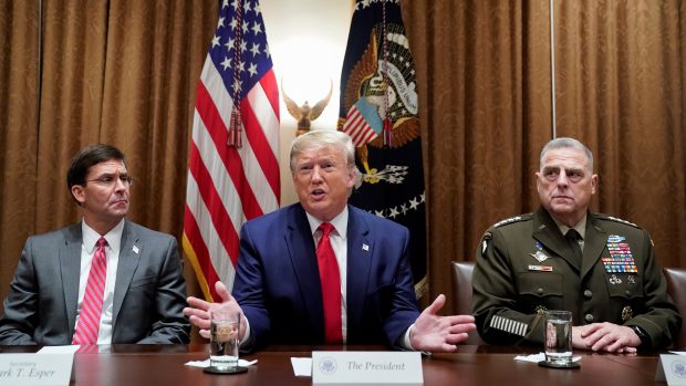 Mark Milley sedí po levici bývalého amerického prezidenta Donalda Trumpa