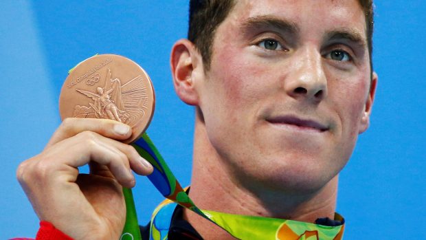 Americký plavec Conor Dwyer s bronzovou olympijskou medailí z Ria z individuálního závodu na 200 metrů (foto ze srpna 2016)