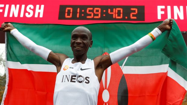 Eliud Kipchoge uběhl maratonskou trať pod dvě hodiny. O světový rekord se však nejednalo.