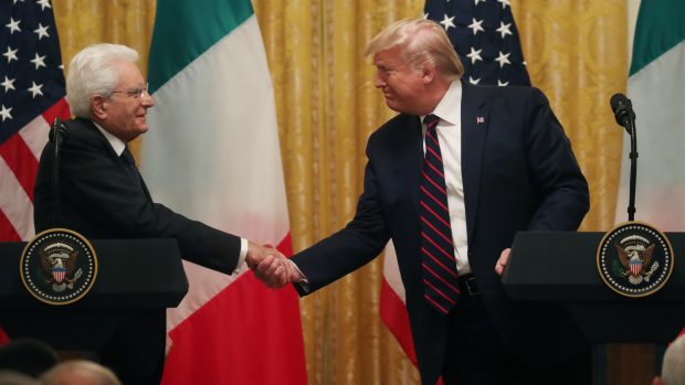 Americký prezident Donald Trump (vpravo) s italským protějškem Sergiem Mattarelou