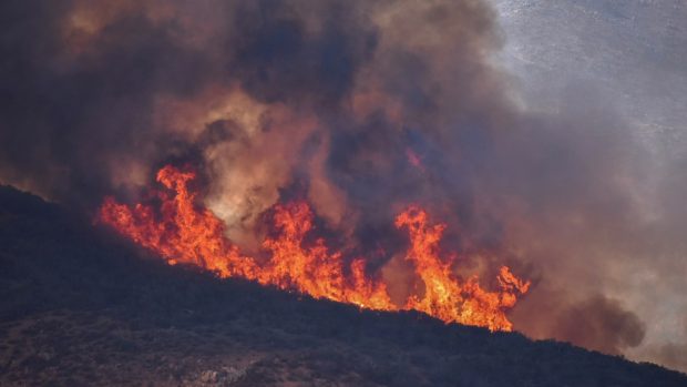 Nejlidnatější americký stát, který má na 40 milionů obyvatel, se s požáry potýká od čtvrtka.