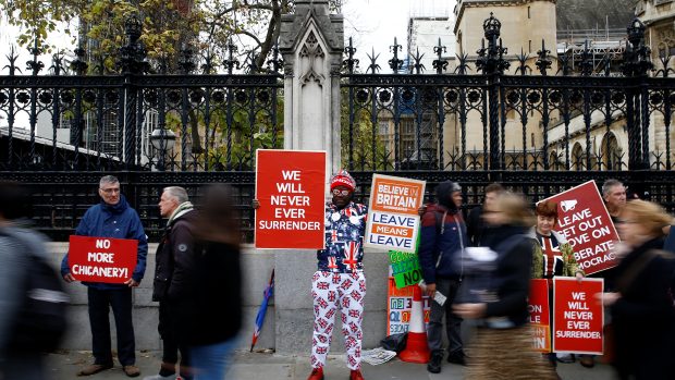 Stoupenci brexitu před parlamentem