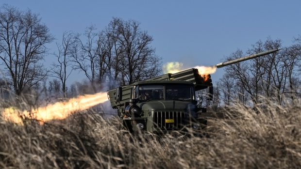 Ruský raketomet BM-21 Grad při cvičení v oblasti Rostovu