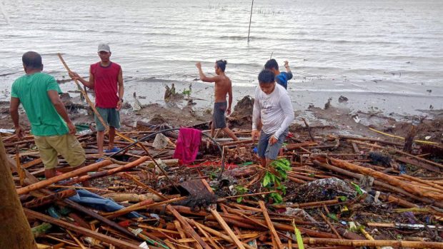 Obyvatelé Filipín po tajfunu Kammuri