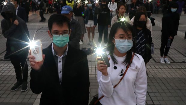 Demonstranti na Edingbuském náměstí v Hongkongu.