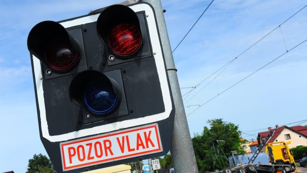 V pražské Uhříněvsi se srazil vlak s nákladním autem