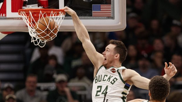 Pat Connaughton z Milwaukee se prosazuje v zápase s Minnesotou.