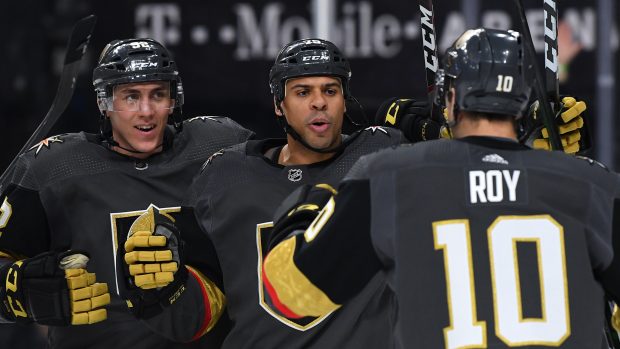 Ryan Reaves (uprostřed), Tomas Nosek (vlevo) a Nicolaus Roy slaví gól Vegas Golden Knights proti St. Louis