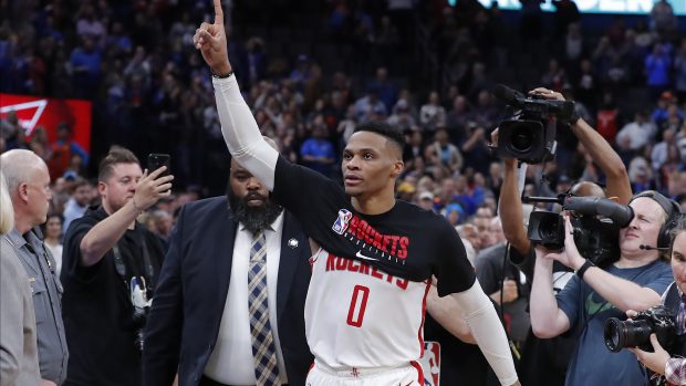 Russell Westbrook zdraví fanoušky v Oklahomě, kde se poprvé představil v dresu soupeře