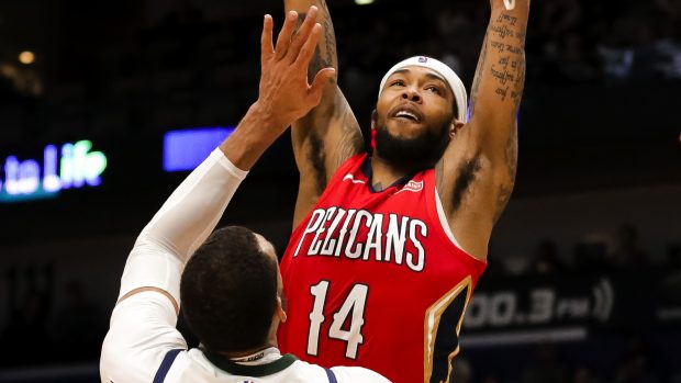 Basketbalista New Orleans Pelicans Brandon Ingram (v červeném) vstřelil v zápase s Utahem 49 bodů.