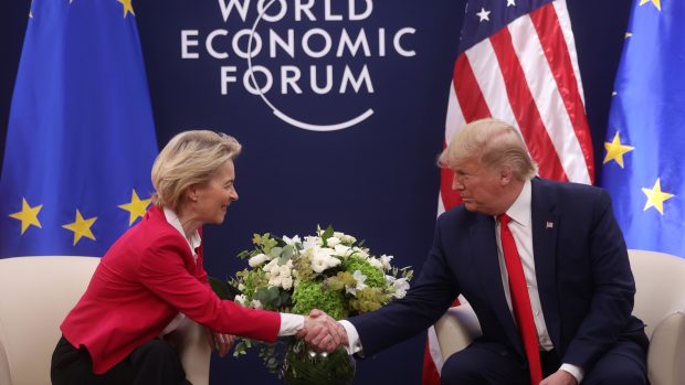 Ursula von der Leyenová a Donald Trump na Světovém ekonomickém fóru v Davosu (21. ledna 2020)