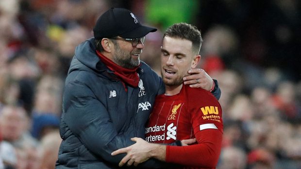 Trenér Liverpoolu Jürgen Klopp společně s kapitánem týmu Jordanem Hendersonem