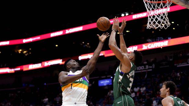 Janis Adetokunbo z Milwaukee Bucks brání Ziona Williamsona z New Orleans Pelicans