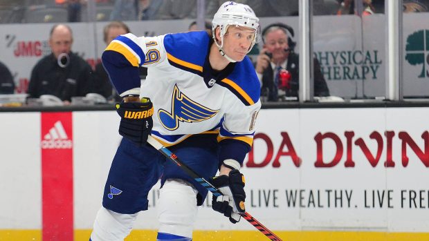 Hokejový obránce Jay Bouwmeester ze St. Louis  v zápase proti Anaheimu. Později v tomto utkání zkolaboval a byl převezen do nemocnice.