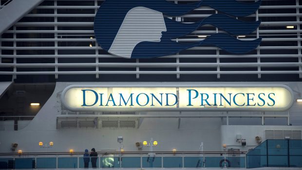 Výletní lodi Diamond Princess, která už dva týdny kotví v japonském přístavu Jokohama