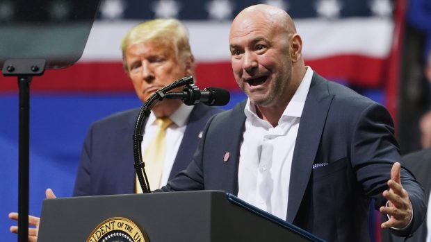 Dva prezidenti. V popředí Dana White - nejvyšší muž organizace UFC a v pozadí hlava Bílého domu - Donald Trump.