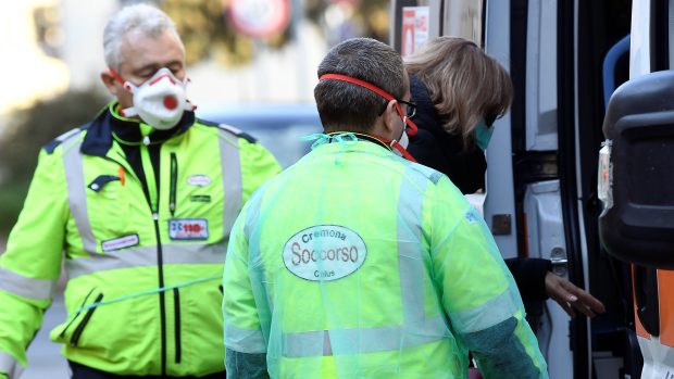 Ambulantní záchranáři přijeli pro ženu, která měla podezření na nákazu. V postižených oblastech je omezený provoz nemocnic a dalších institucí.