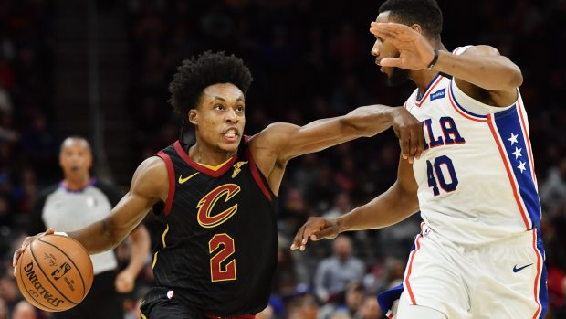 Collin Sexton z Clevalandu v souboji s Glennem Robinsonem z Philadelphie